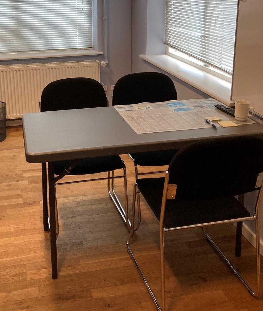 lille mødelokale - max 4 pers - kun adgang med brik.  